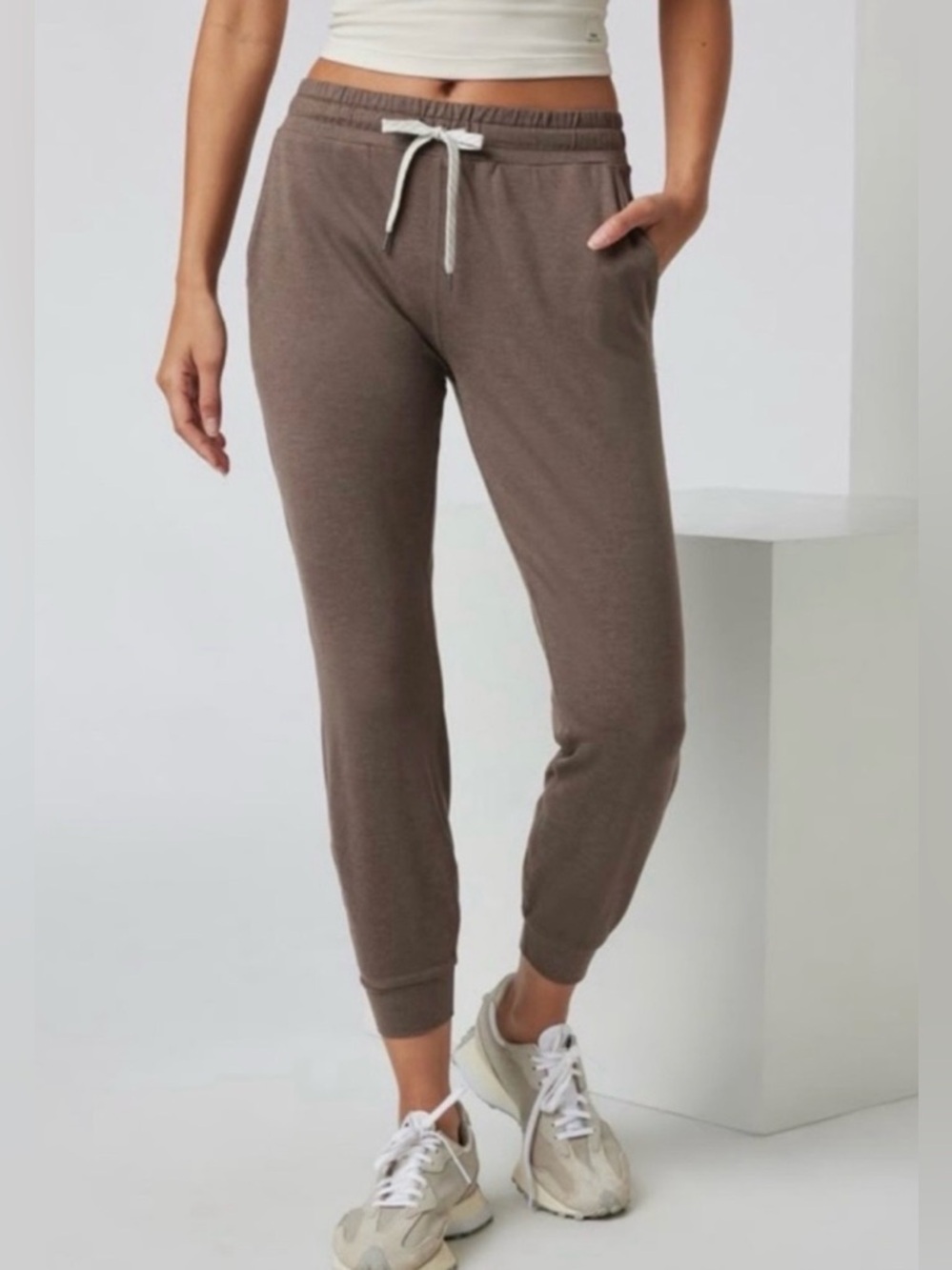 NWT Vuori performance Jogger women’s Size M